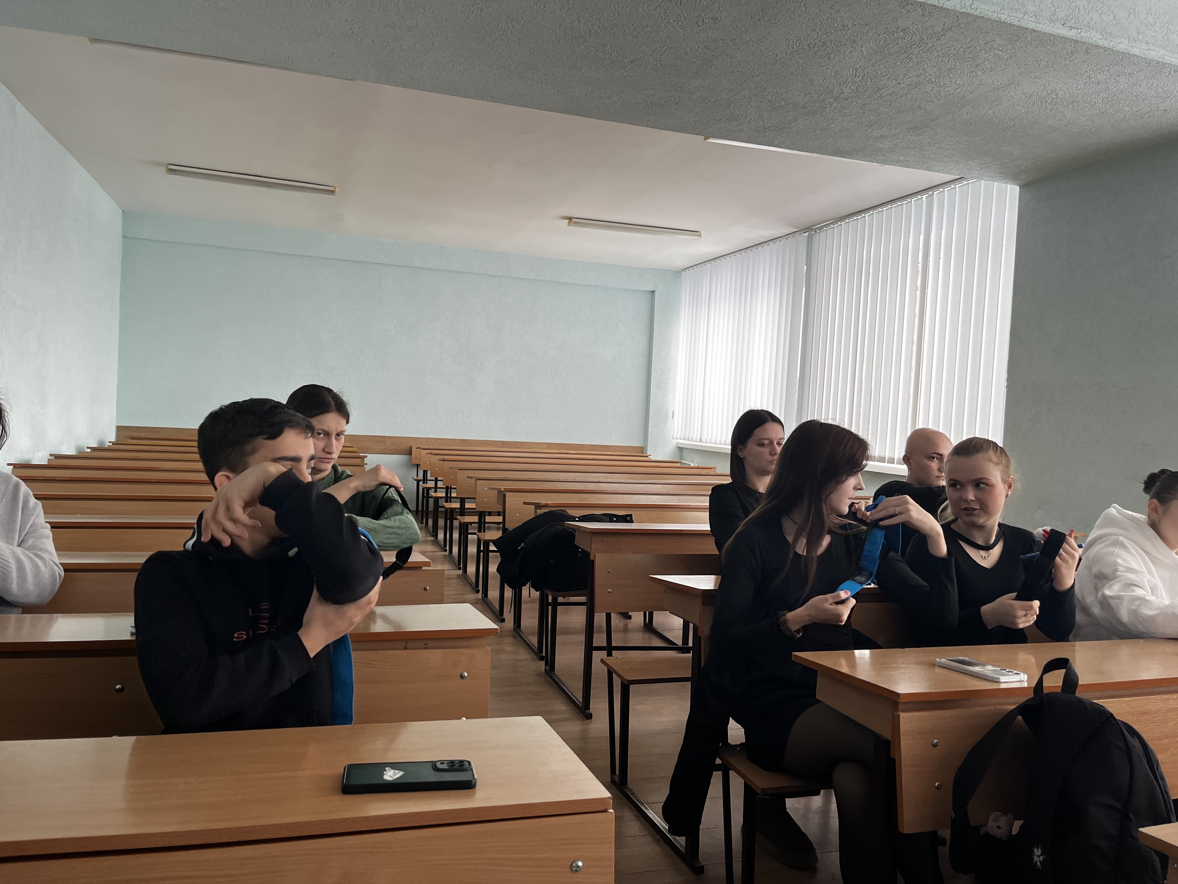 Студенти-журналісти вправляються накладати турнікет